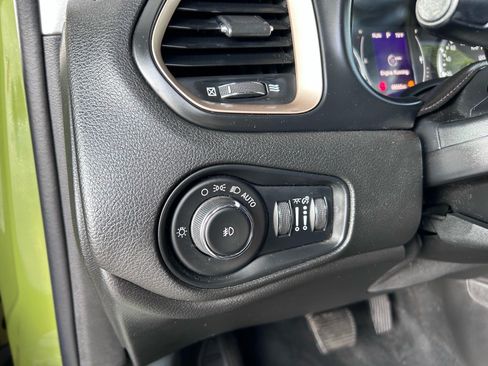 Used 2016 Jeep Renegade 75th Anniversary FWD image 23