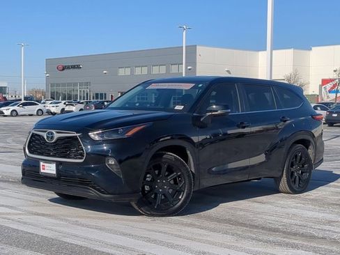 Certified 2023 Toyota Highlander LE image 2