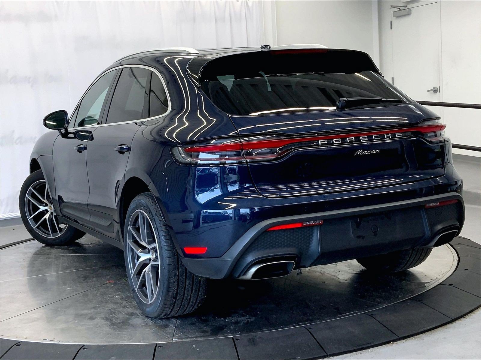Certified 2023 Porsche Macan AWD/4WD image 3