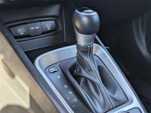 Used 2025 Hyundai Venue SEL image 21