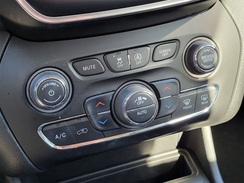 Used 2021 Jeep Cherokee Latitude Lux w/ Comfort/Convenience Group image 18