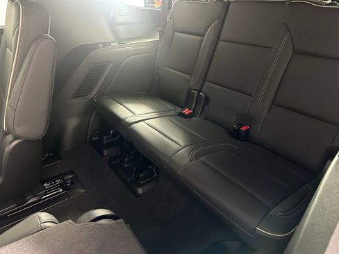 Used 2024 GMC Yukon SLT w/ SLT Luxury Package image 30