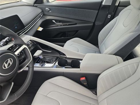 New 2025 Hyundai Elantra Limited image 17