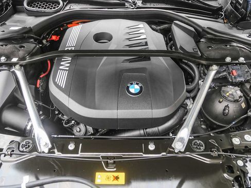 Used 2025 BMW 750e xDrive w/ Premium Package image 23