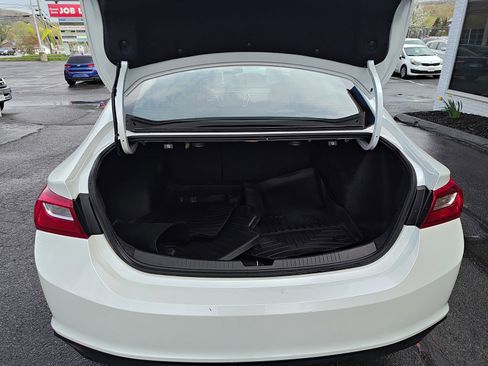 Used 2017 Chevrolet Malibu LT w/ Leather Package image 9