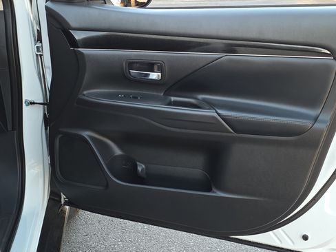 Used 2020 Mitsubishi Outlander SE image 31