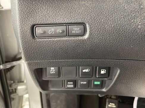 Used 2018 Nissan Rogue SV AWD/4WD image 9