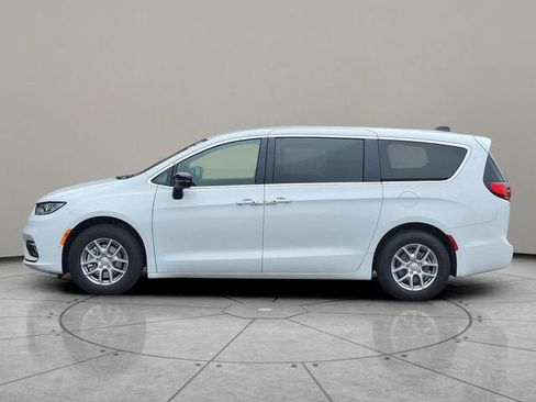 New 2026 Chrysler Pacifica Select image 9