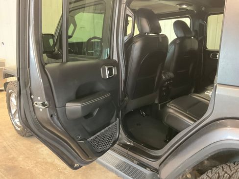Used 2018 Jeep Wrangler Unlimited Sahara AWD/4WD image 18