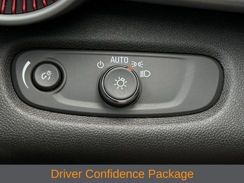 Used 2024 Chevrolet Trax RS w/ Sunroof Package FWD image 4