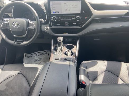 Used 2024 Toyota Highlander Limited image 9