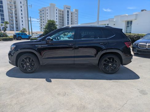 Certified 2023 Volkswagen Taos SE w/ Black Wheel Package FWD image 7