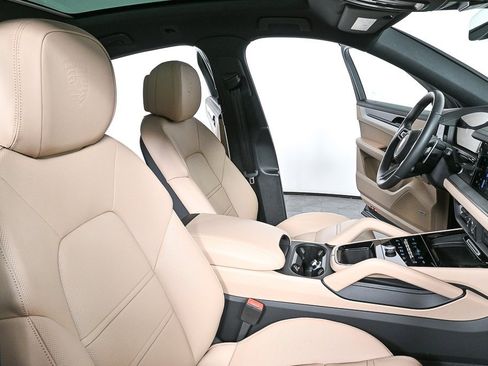 Certified 2025 Porsche Cayenne S image 31
