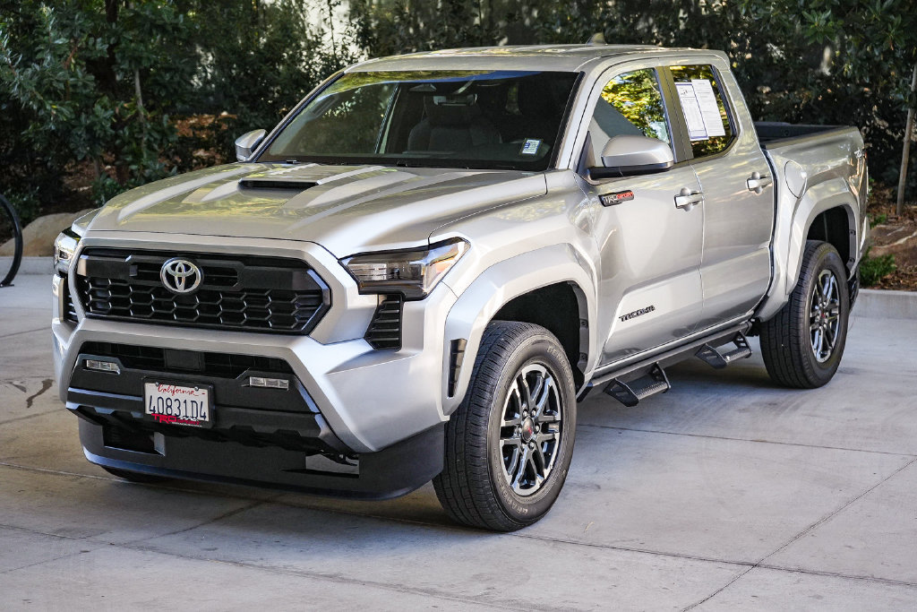 Used 2025 Toyota Tacoma TRD Sport AWD/4WD image 3