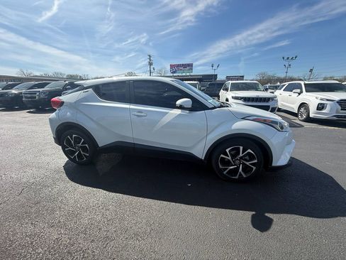 Used 2018 Toyota C-HR XLE image 2