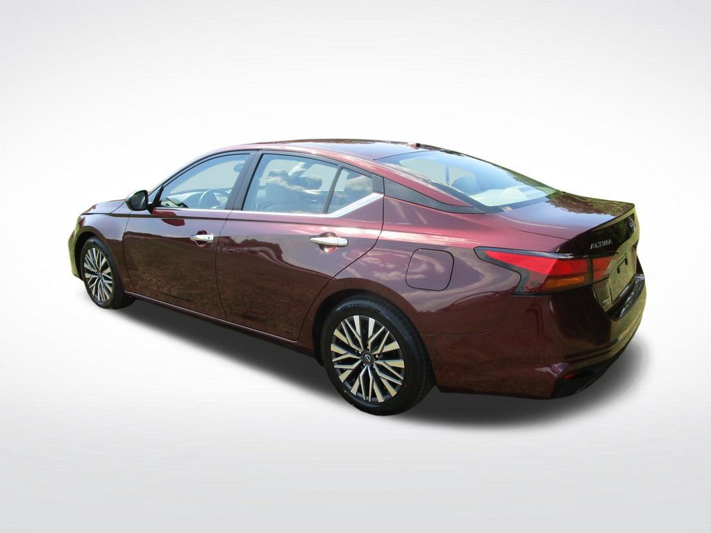 Used 2025 Nissan Altima 2.5 SV FWD image 4