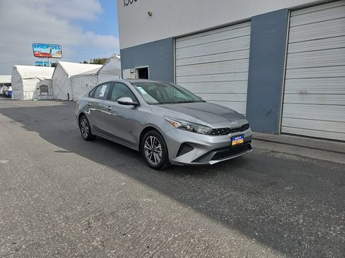 Used 2023 Kia Forte LXS w/ LXS Technology Package FWD image 3