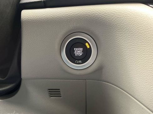 Used 2023 Chrysler Pacifica Touring-L FWD image 20