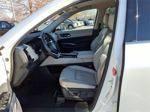 Certified 2024 Nissan Pathfinder SL image 4