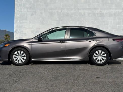 Used 2018 Toyota Camry SE w/ Moonroof Package FWD image 7