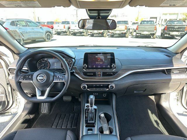 Used 2025 Nissan Altima 2.5 SV AWD/4WD image 11