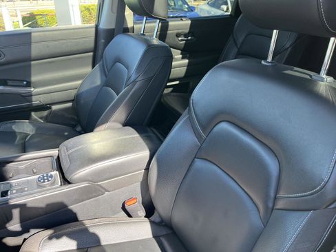 Used 2023 Nissan Pathfinder SL w/ SL Premium Package AWD/4WD image 9