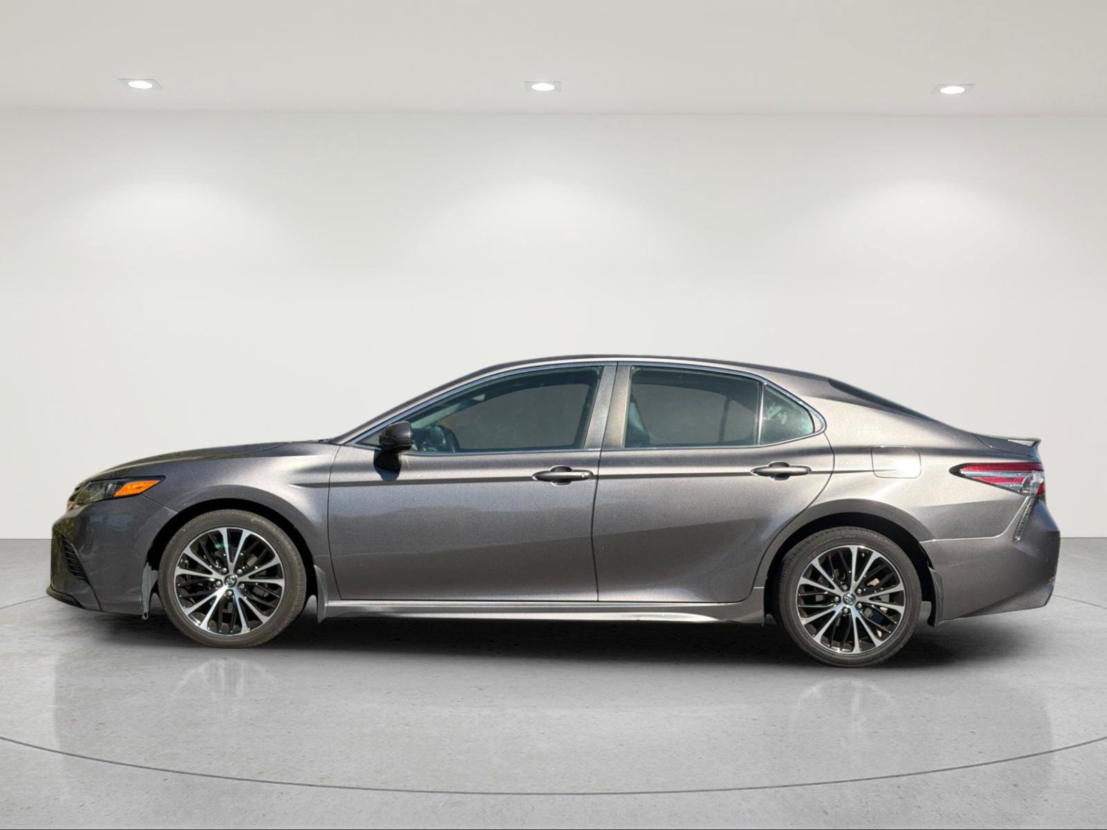 Used 2018 Toyota Camry SE w/ Moonroof Package FWD image 2