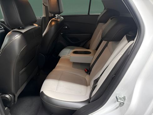 Used 2021 Chevrolet Trax LT FWD image 12