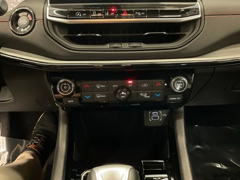 Used 2025 Jeep Compass Trailhawk AWD/4WD image 20