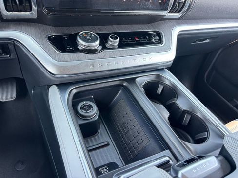 Used 2025 Ford Expedition Platinum w/ Platinum Ultimate Package AWD/4WD image 28