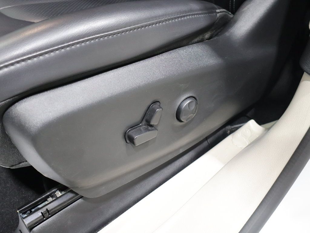 Used 2023 Chrysler Pacifica Touring-L FWD image 11