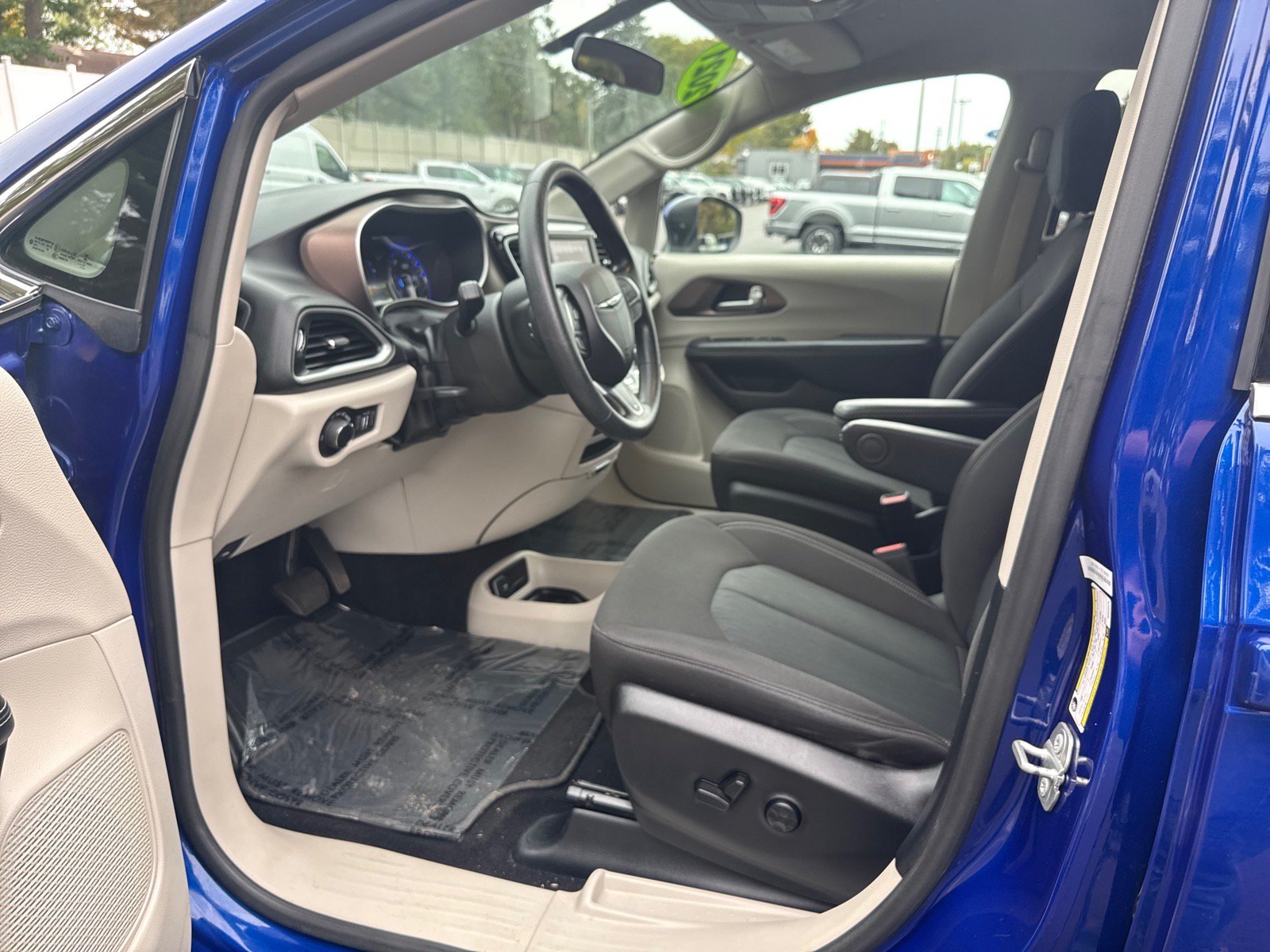 Used 2021 Chrysler Voyager LX FWD image 13