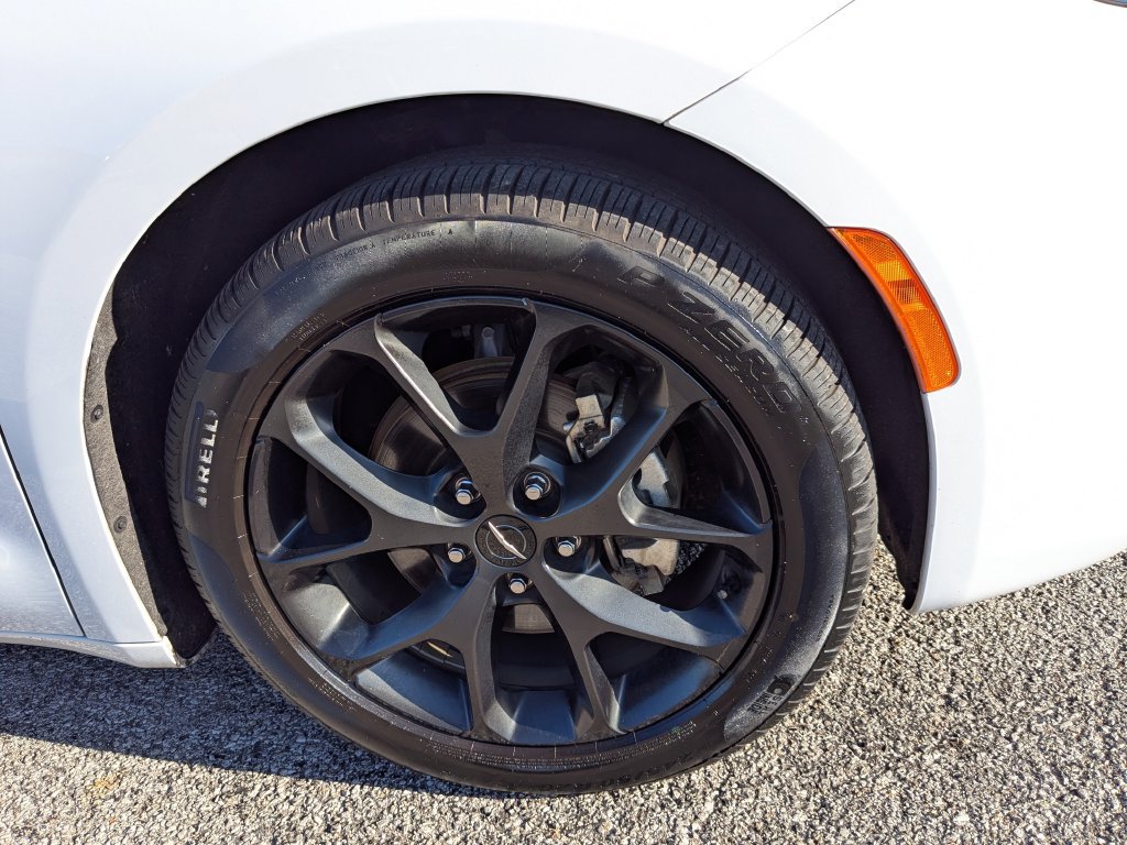 Used 2025 Chrysler Pacifica Limited FWD image 16