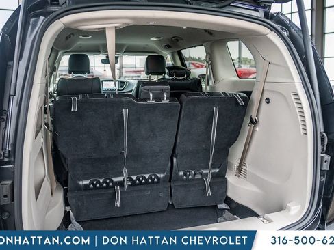 Used 2023 Chrysler Pacifica Touring-L FWD image 31
