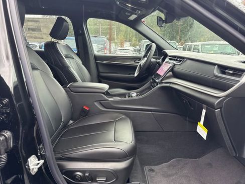 New 2025 Jeep Grand Cherokee L Limited image 9