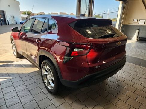 Used 2025 Chevrolet Trax LS w/ LS Convenience Package FWD image 4