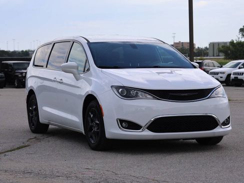 Used 2018 Chrysler Pacifica Touring Plus w/ S Appearance Package FWD image 4