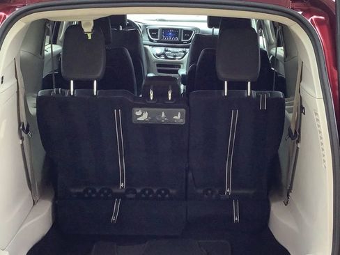 Used 2020 Chrysler Pacifica Touring-L image 18