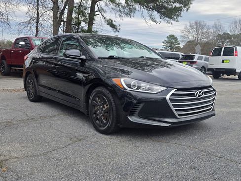 Used 2018 Hyundai Elantra SE image 1