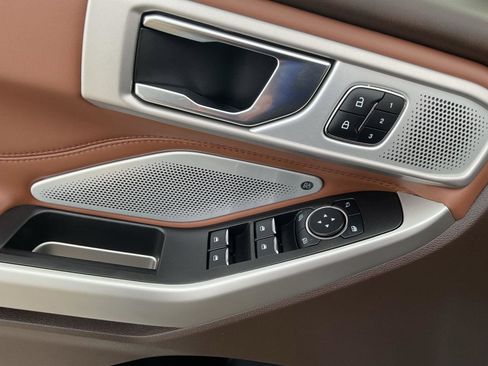 Used 2024 Ford Explorer King Ranch w/ Technology Package image 11