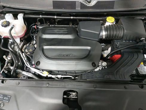 Used 2025 Chrysler Pacifica Select image 32