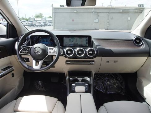 Used 2021 Mercedes-Benz GLA 250 4MATIC w/ Premium Package image 10