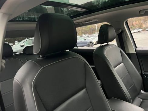 Used 2021 Volkswagen Tiguan SE w/ Panoramic Sunroof Package image 35