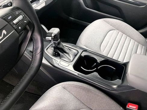 Used 2025 Kia K4 EX image 13