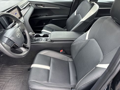 Used 2025 Toyota Camry SE image 2