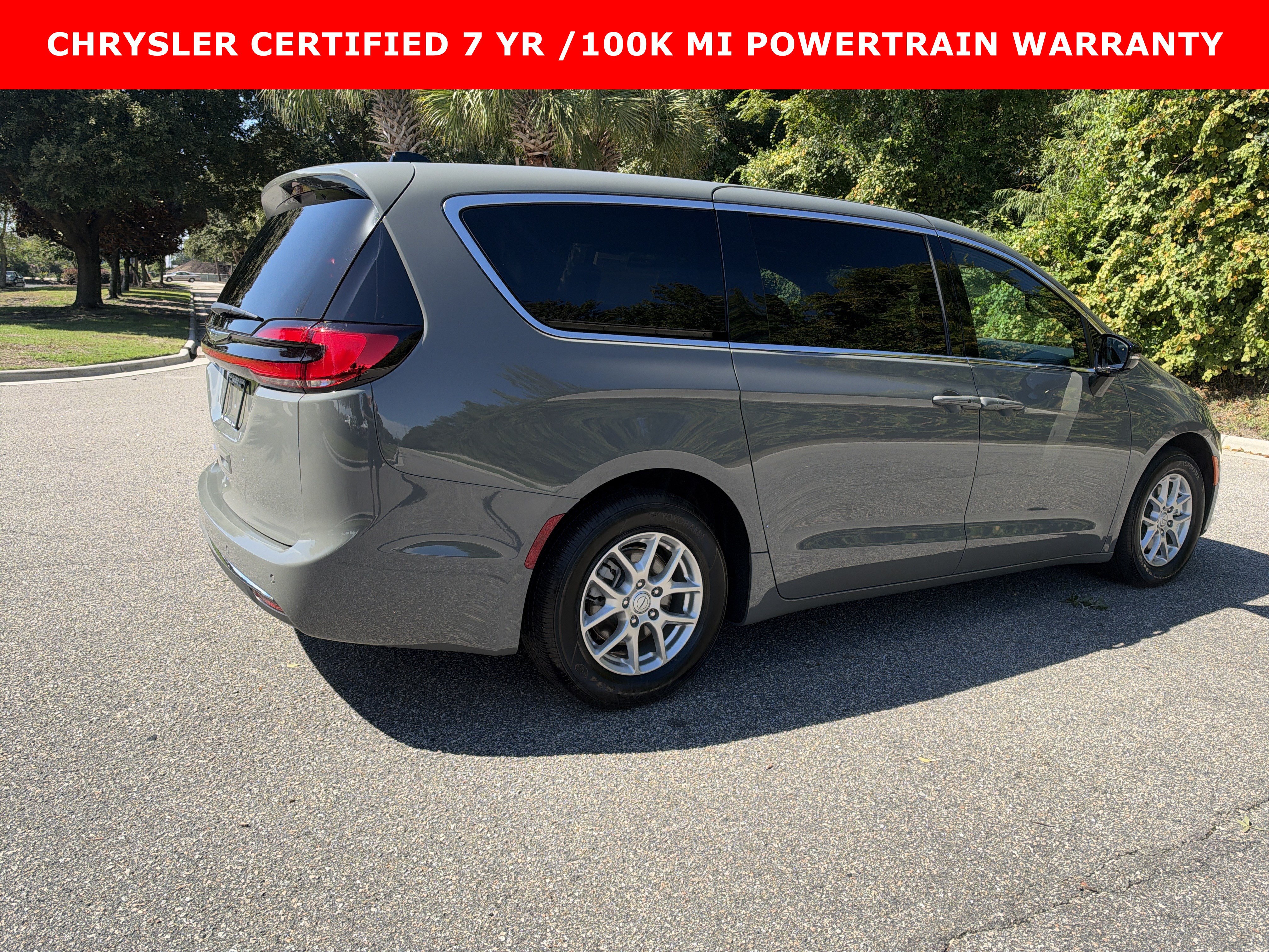 Used 2025 Chrysler Pacifica Select FWD image 9