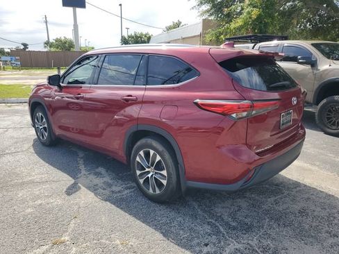 Used 2021 Toyota Highlander XLE FWD image 3