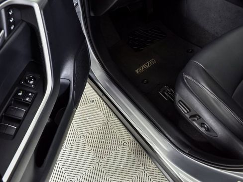 Used 2021 Toyota RAV4 XLE Premium image 8