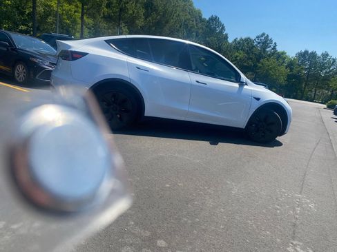 Used 2024 Tesla Model Y Long Range AWD/4WD image 28