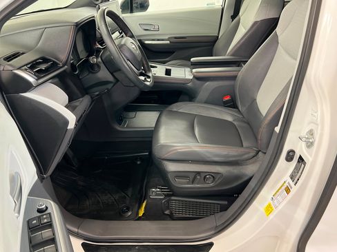 Used 2023 Toyota Sienna XSE w/ XSE Plus Package FWD image 17